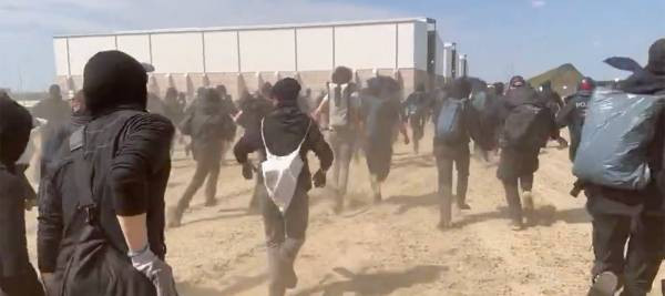 Сотни протестующих против Tesla штурмовали Гигафабрику в Германии