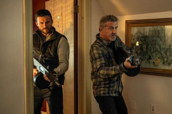 «Аларум» — самый бездарный шпионский боевик со Сталлоне и Иствудом-младшим в актерском составе – Портал статей